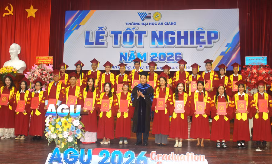 Trường Đại học An Giang trao bằng tốt nghiệp cho các tân thạc sĩ, tân cử nhân.