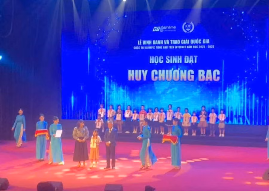 Ban tổ chức trao Huy chương Bạc cho thí sinh đạt giải.