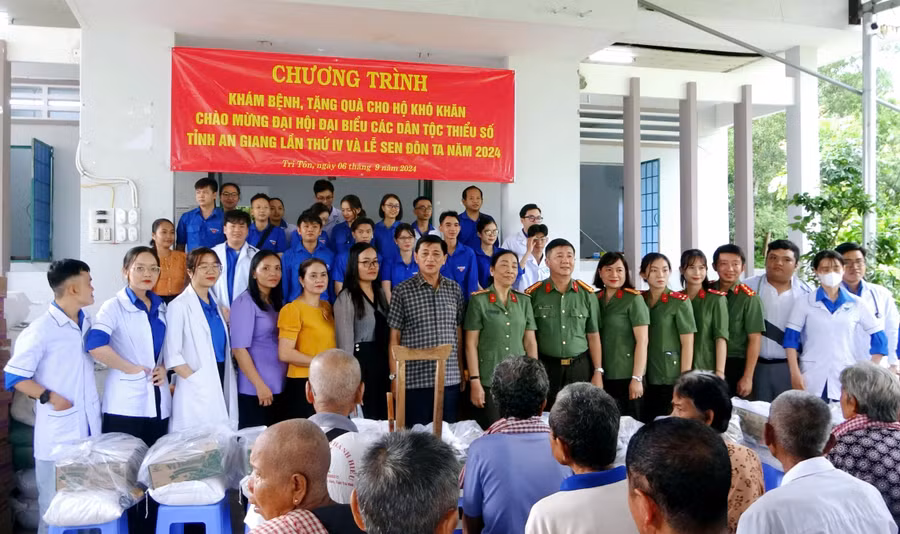 An Giang khám bệnh, cấp phát thuốc miễn phí và tặng quà cho bà con Khmer.