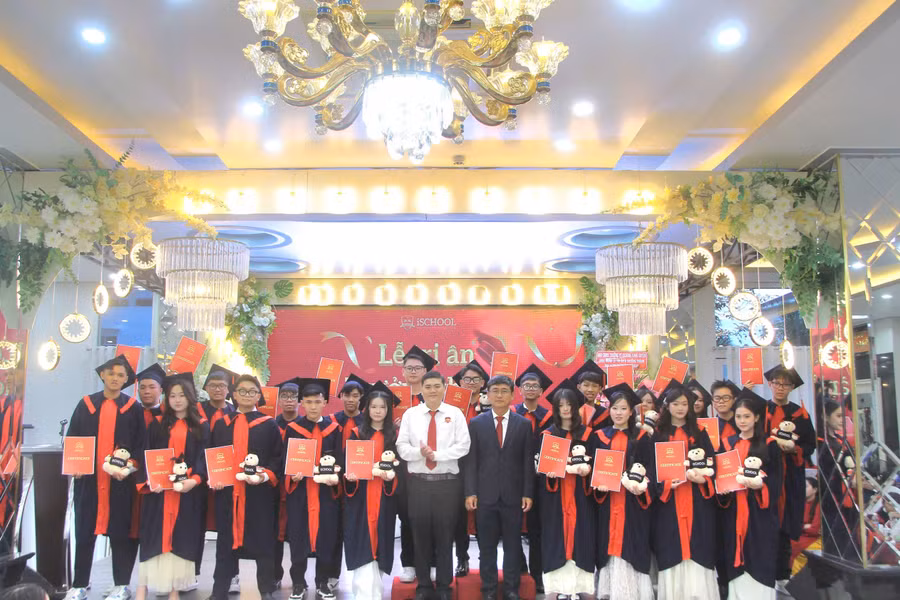 Ấm áp tình thầy trò Lễ Tri ân và trưởng thành tại Trường Phổ thông iSchool Long Xuyên (An Giang).