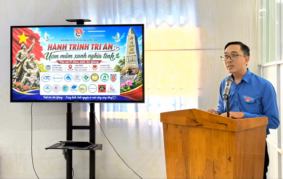 Chương trình "Hành trình tri ân - Ươm mầm xanh nghĩa tình" tại An Giang.