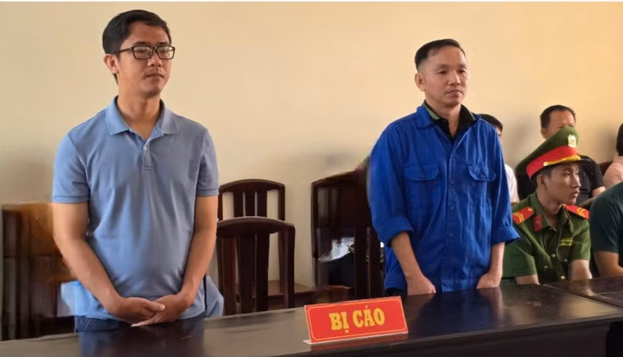 Bị cáo Quyền và Huy (từ phải sang) tại phiên tòa. (Ảnh: Văn Vũ)