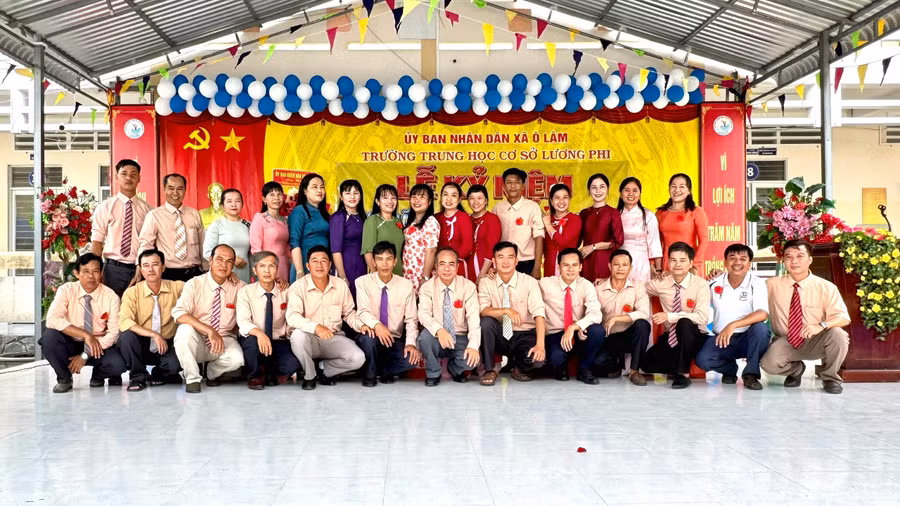 Tập thể CBQL, GV Trường THCS Lương Phi (xã Ô Lâm, tỉnh An Giang).