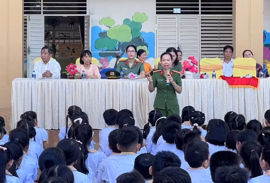 Công an phường Mỹ Thới (tỉnh An Giang) trang bị kiến thức ATGT và kỹ năng sống cho học sinh Trường Tiểu học Lê Hồng Phong.