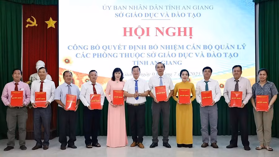 Ông Trần Quang Bảo, Giám đốc Sở GD&ĐT tỉnh An Giang trao quyết định điều động, bổ nhiệm và phân công công chức.