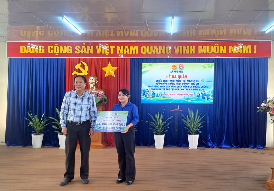 Ban tổ chức Chiến dịch Thanh niên tình nguyện hè trao bảng tượng trưng tặng quà cho gia đình chính sách.