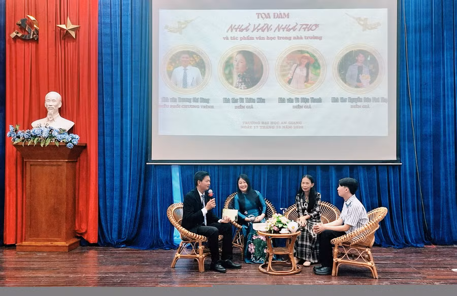 Các diễn giả giao lưu tại tọa đàm. Ảnh: TN.