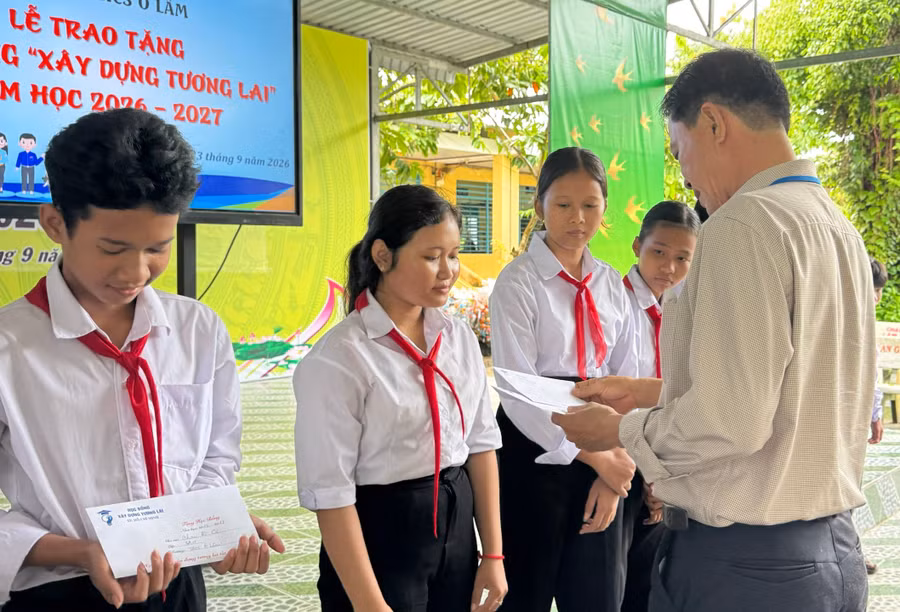 Trao học bổng cho học sinh có hoàn cảnh khó khăn của Trường THCS Ô Lâm (xã Ô Lâm, tỉnh An Giang). 1000095510.jpg