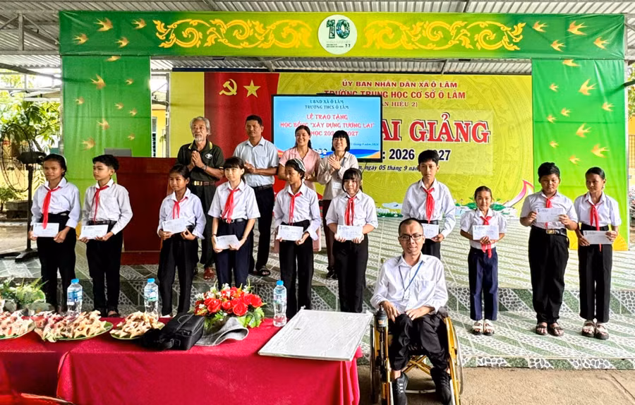 Trao tặng 30 suất học bổng