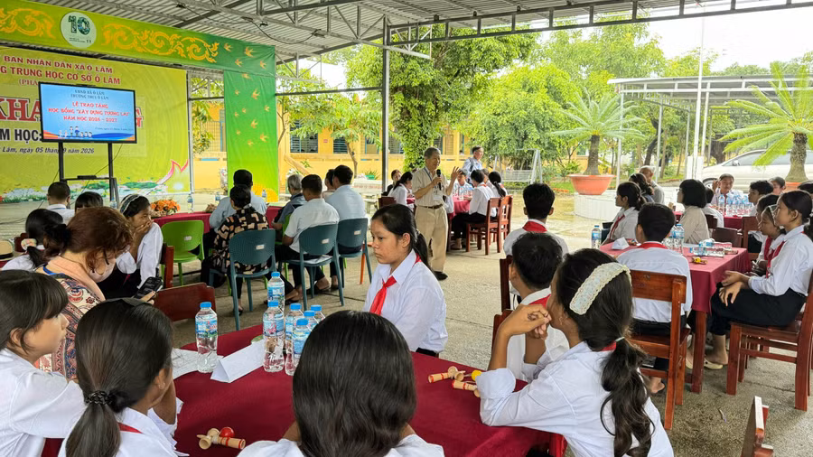 Đoàn tìm hiểu hoàn cảnh của học sinh. 1000095508.jpg