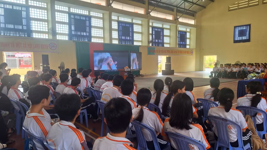 Đoàn công tác Bộ GD&ĐT tổ chức truyền thông về tác hại của thuốc lá mới tại An Giang.