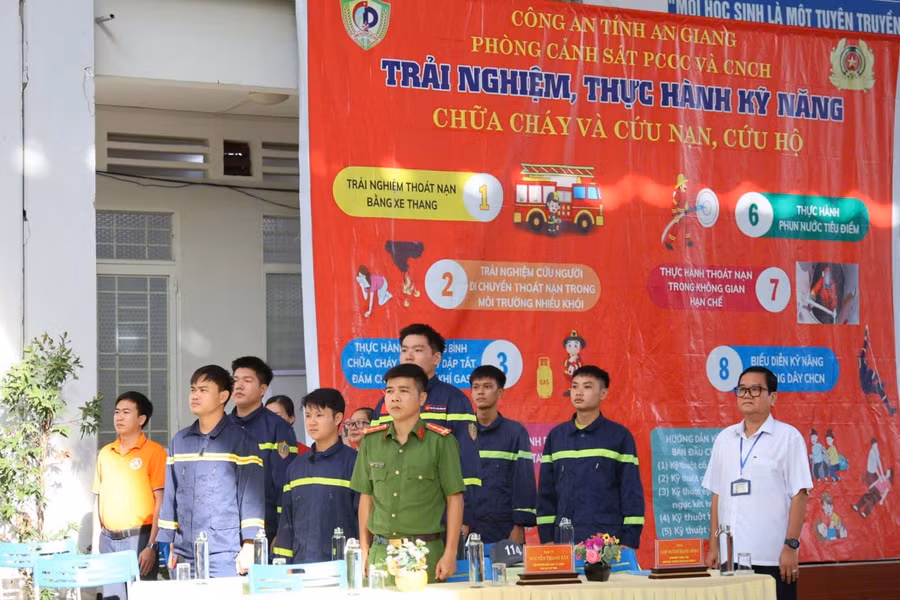 Trung tâm GDTX An Giang 2 trang bị kiến thức về Chữa cháy và Cứu nạn, cứu hộ cho học sinh.