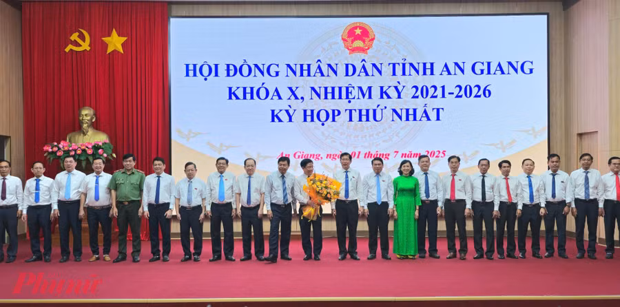Thành viên UBND tỉnh An Giang ra mắt các đại biểu. (Ảnh: P.H)