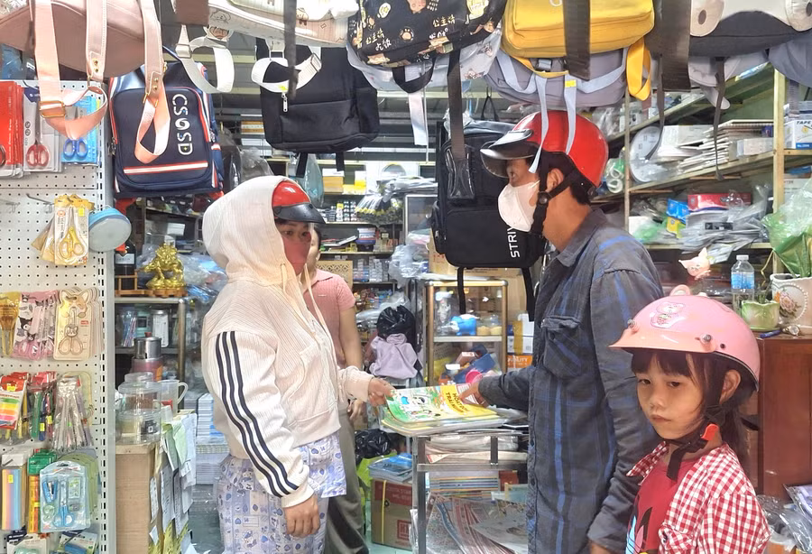 Phụ huynh mua sách giáo khoa cho con tại xã Phú Hòa, tỉnh An Giang.