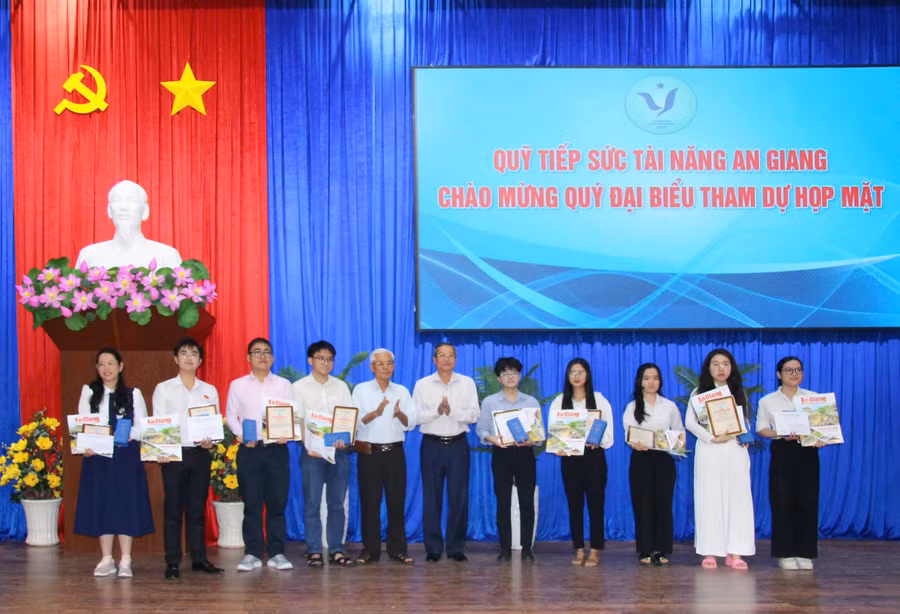 Quỹ Tiếp sức tài năng An Giang họp mặt trao khen thưởng các cá nhân, sinh viên xuất sắc tiêu biểu và trao hỗ trợ sinh viên năm học 2024 - 2025. (Ảnh: Trọng Nhân)