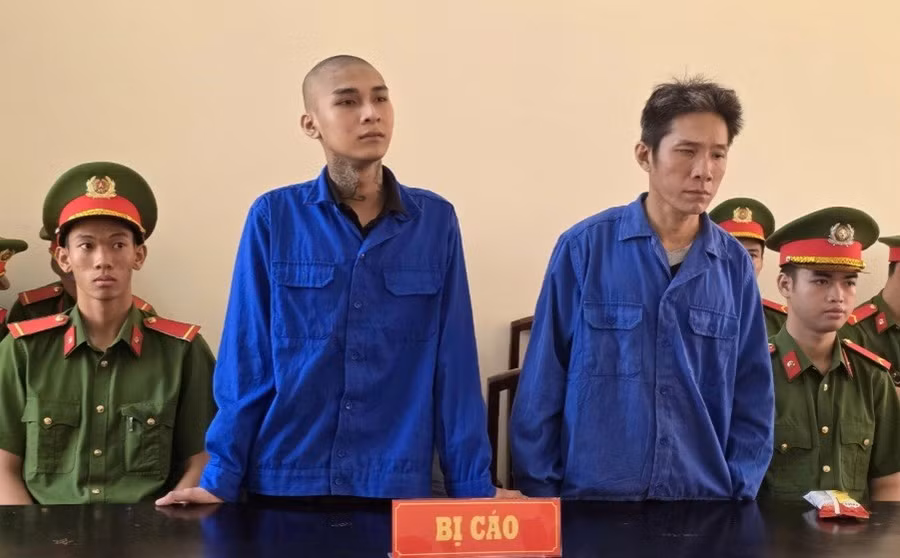 Hai cha con Trung và Thành lĩnh án 26 năm về tội "Giết người". Ảnh: Văn Vũ.