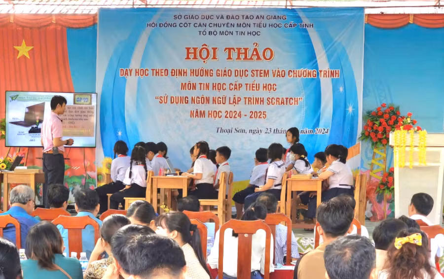 Hội thảo Chuyên đề Dạy học theo định hướng giáo dục STEM vào Chương trình môn Tin học cấp Tiểu học.