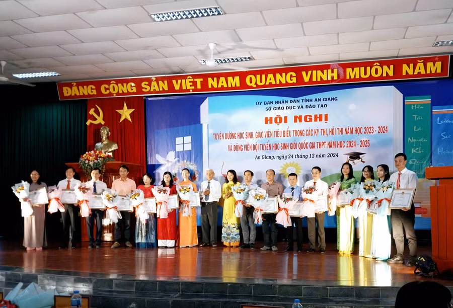 An Giang tuyên dương 59 học sinh và giáo viên tiêu biểu trong các kỳ thi, hội thi năm học 2023 - 2024.