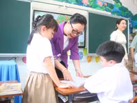 Thứ trưởng Nguyễn Thị Quyên Thanh thăm cô, trò lớp 1 Trường TH Ninh Kiều, phân hiệu Ngô Quyền.