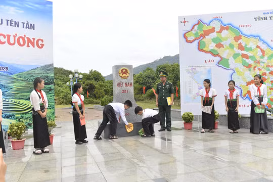 Tiết học biên cương được Đồn Biên phòng cửa khẩu Tén Tằn tổ chức cho học sinh.