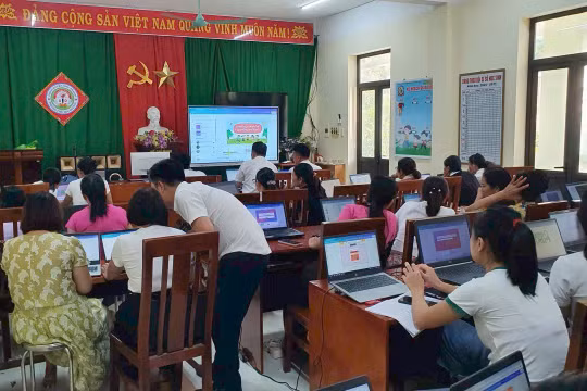 Giáo viên được tập huấn về ứng dụng AI trong giảng dạy.