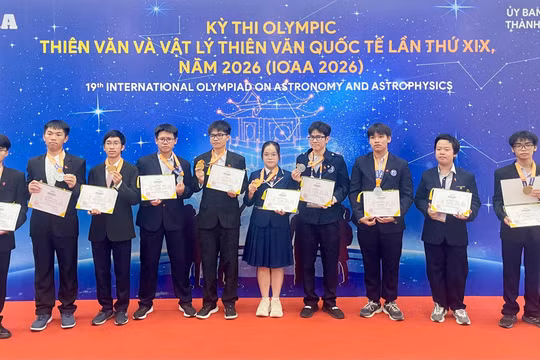 Mai Văn Khánh và Nguyễn Quang Dũng cùng đội tuyển Việt Nam nhận giải Olympic Thiên văn và Vật lí thiên văn quốc tế năm 2026. 