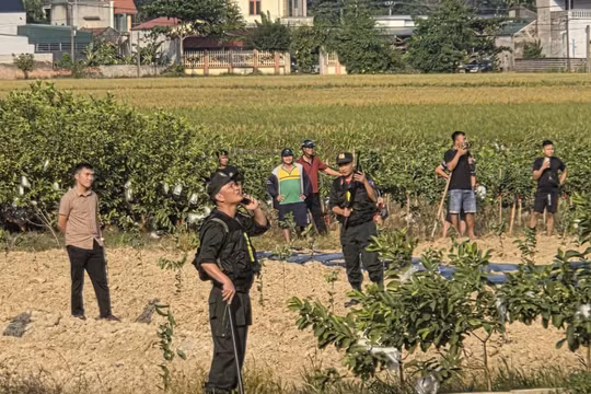 Cảnh sát bao vây ngôi nhà.
