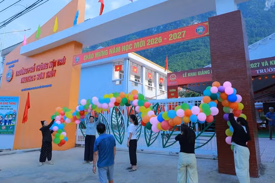 Trường Phổ thông nội trú tiểu học và THCS Sơn Thuỷ được xây dựng đã giúp 10 giáo viên sau nhiều năm cắm bản được trở về.