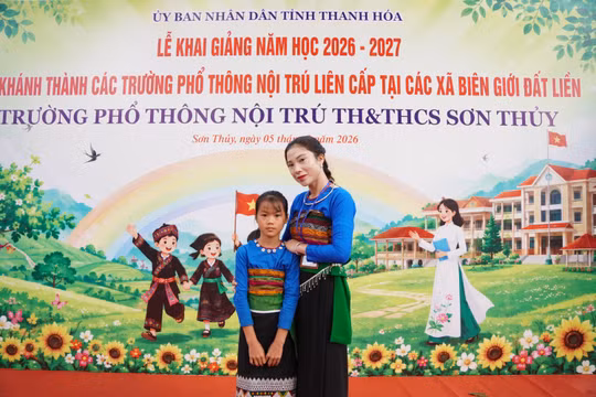 Hà Thu Hương đến trường sớm dự lễ khai giảng.