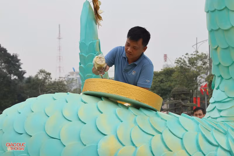 Ngoài vòng nguyệt quế đội trên đầu, trên thân linh vật còn có nhiều đồng xu vàng. ran7.jpg