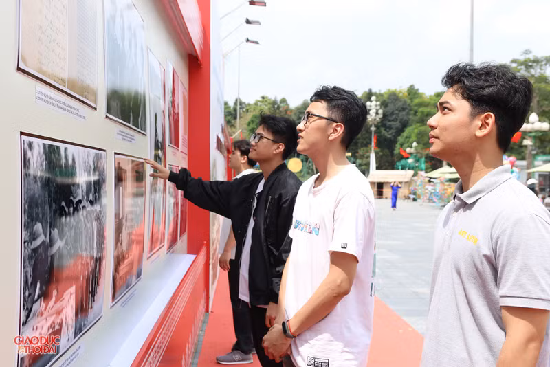 Mỗi chủ đề là một lát cắt lịch sử sâu sắc, giúp người xem có cái nhìn toàn diện từ quá khứ đến hiện tại, từ gian khổ chiến tranh đến thành tựu đổi mới hôm nay. 3044.jpg