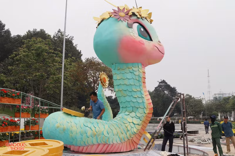 Khi hình ảnh linh vật con rắn xuất hiện trên mạng xã hội, nhiều người bày tỏ lời khen ngợi cách tạo hình dễ thương, đáng yêu. ran6.jpg