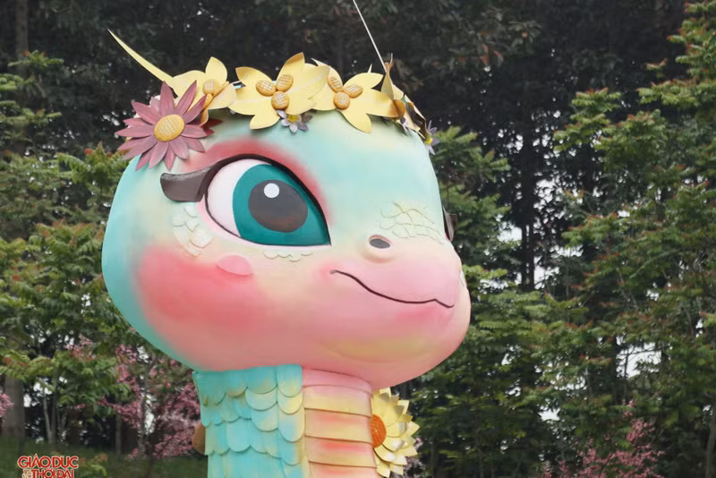 Để làm được biểu tượng này, nghệ nhân phải mất hơn 10 ngày từ khâu lên ý tưởng, tạo hình, sơn… đến dựng lên tại quảng trường. ran5.jpg