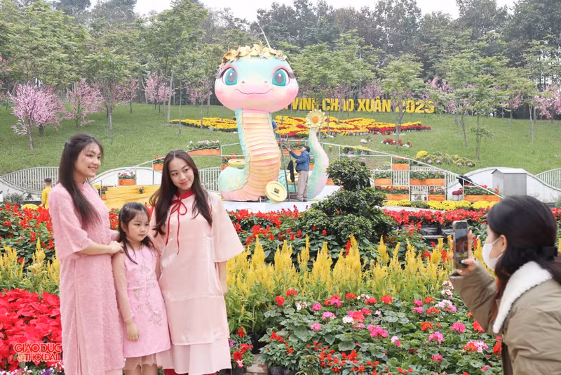 Mặc dù linh vật chưa hoàn thiện, nhưng người dân thành phố Vinh vẫn thích thú đến chụp ảnh lưu niệm. ran10.jpg