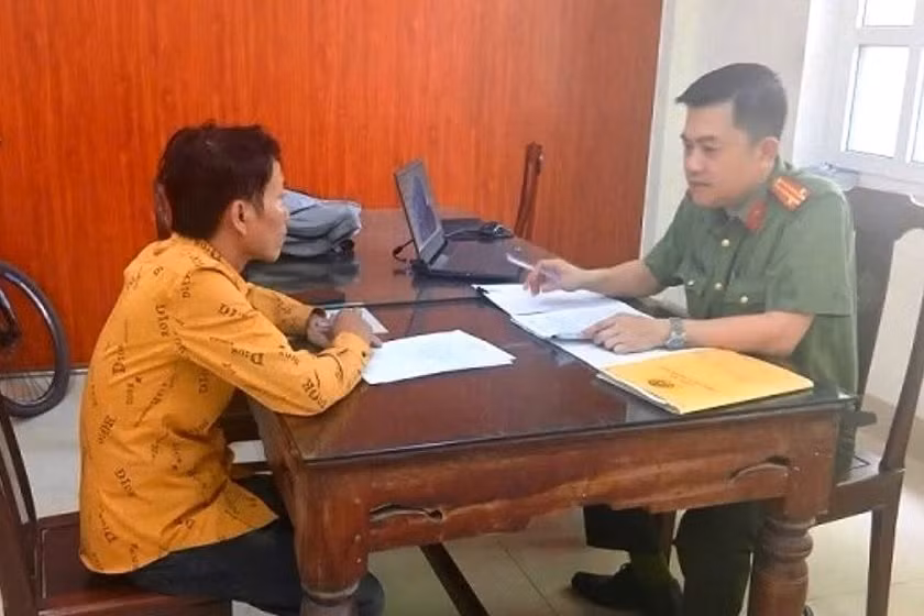 Công an TP Huế làm việc với ông H.T.X. về việc đăng thông tin sai sự thật lên mạng xã hội.