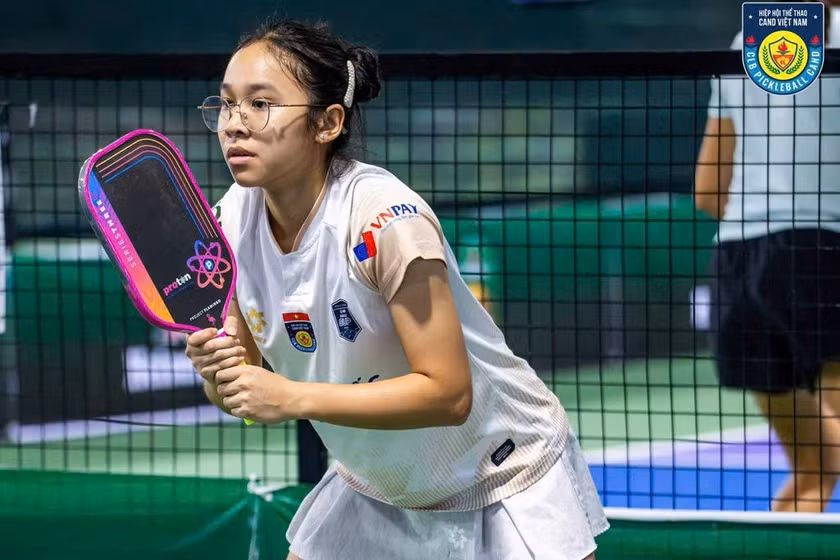 Nữ sinh Trần Huy Bảo Châu vừa đạt nhiều thành tích trong học tập khối chuyên Văn, vừa đạt những giải thưởng cao của Pickleball quốc tế. (Ảnh: NVCC)