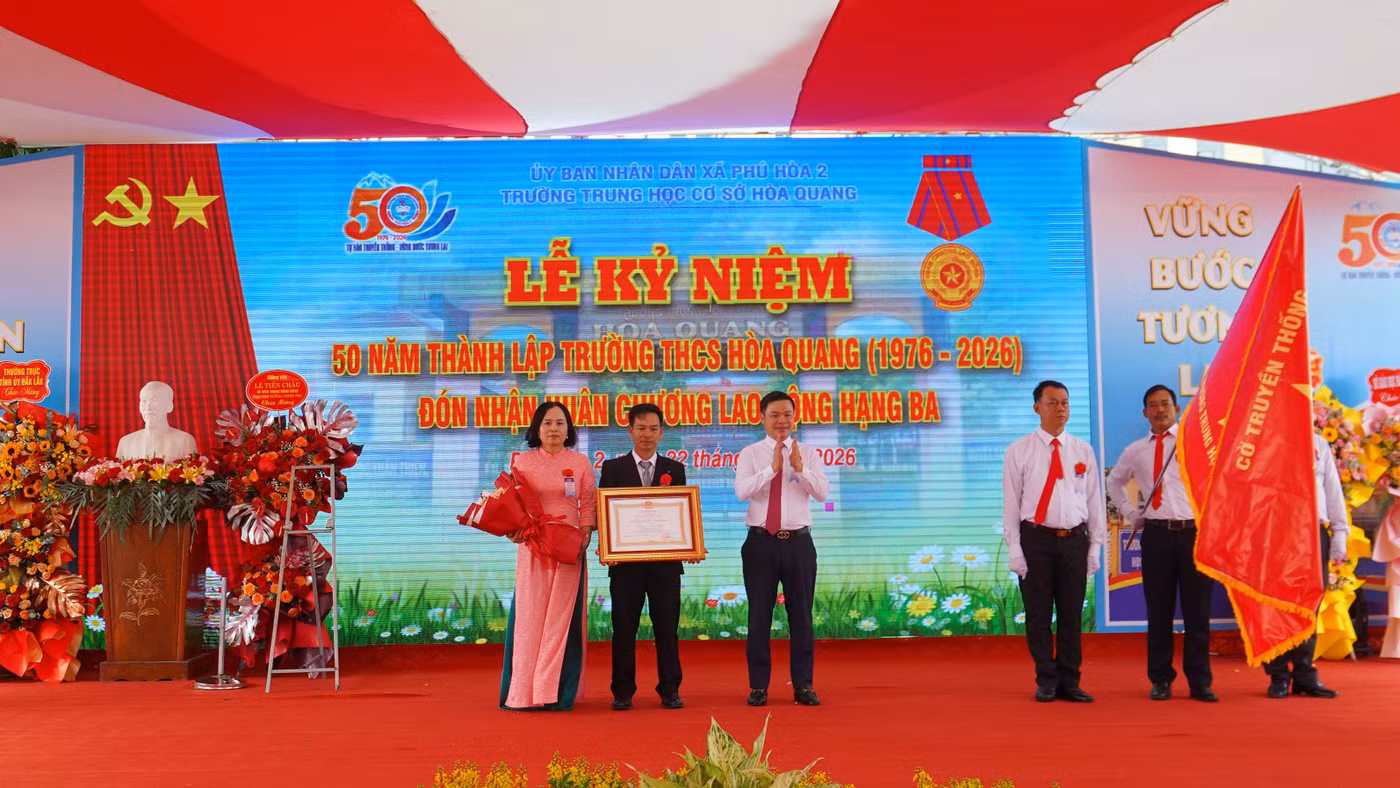 Trường THCS Hòa Quang đón nhận Huân chương Lao động hạng Ba