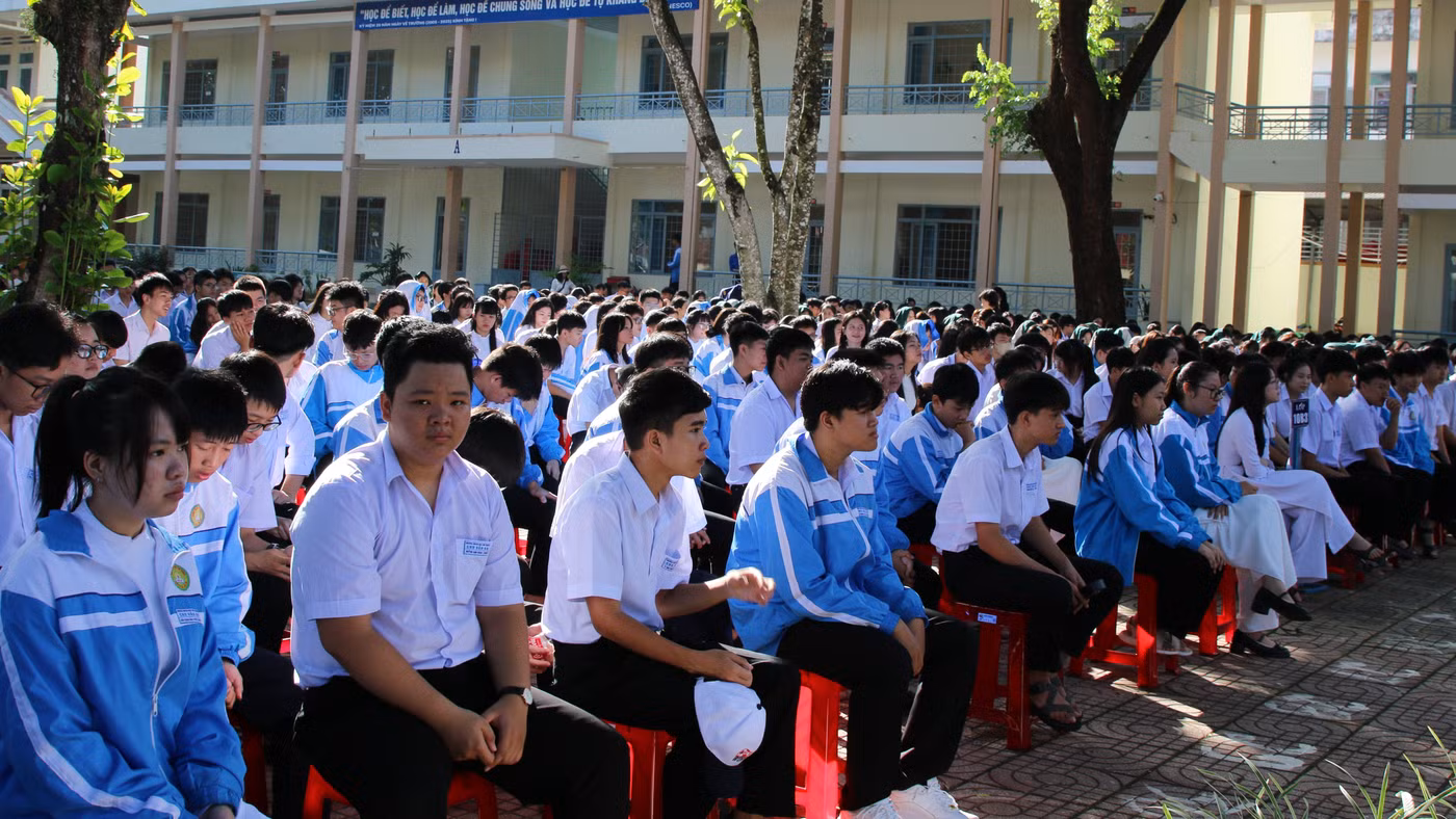 Học sinh tham dự lễ phát động tại Trường THPT Chu Văn An. (Ảnh: T.H)