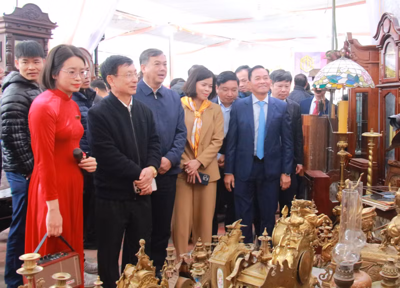 Ngày 4/2, lãnh đạo tỉnh Nam Định tham quan các gian hàng trưng bày tại chợ Tết. a2-4691.jpg