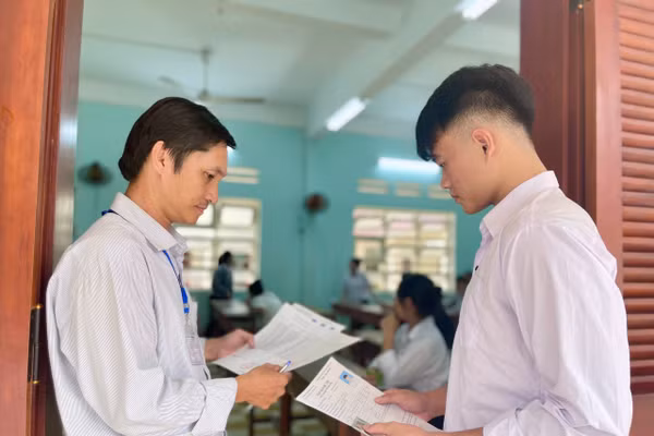 Thí sinh Gia Lai được kiểm tra thông tin kỹ lưỡng trước khi vào phòng thi.
