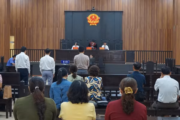 Phiên tòa xét xử vụ án làm khống hồ sơ tán sỏi xảy ra tại Bệnh viện Đa khoa vùng Tây Nguyên.