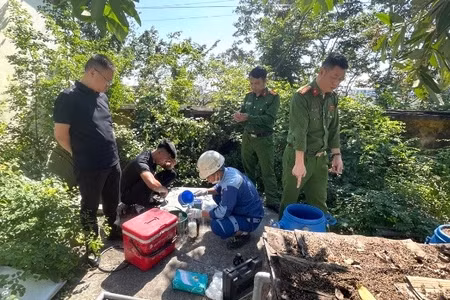 Lực lượng chức năng tiến hành kiểm tra. Ảnh Công an tỉnh Hưng Yên.