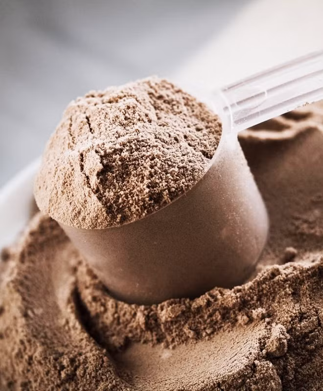 Whey protein: Khi sản xuất pho mát từ sữa, whey protein được tách riêng ra như sản phẩm phụ. Đây là protein có giá trị sinh học rất cao, hơn hẳn các nguồn protein từ thực phẩm. Whey protein bao gồm 9 loại acid amin thiết yếu cho cơ bắp với khẩu phần ít, lại dễ sử dụng nên được nhiều gymer ưa chuộng. Ảnh: Pinterest.