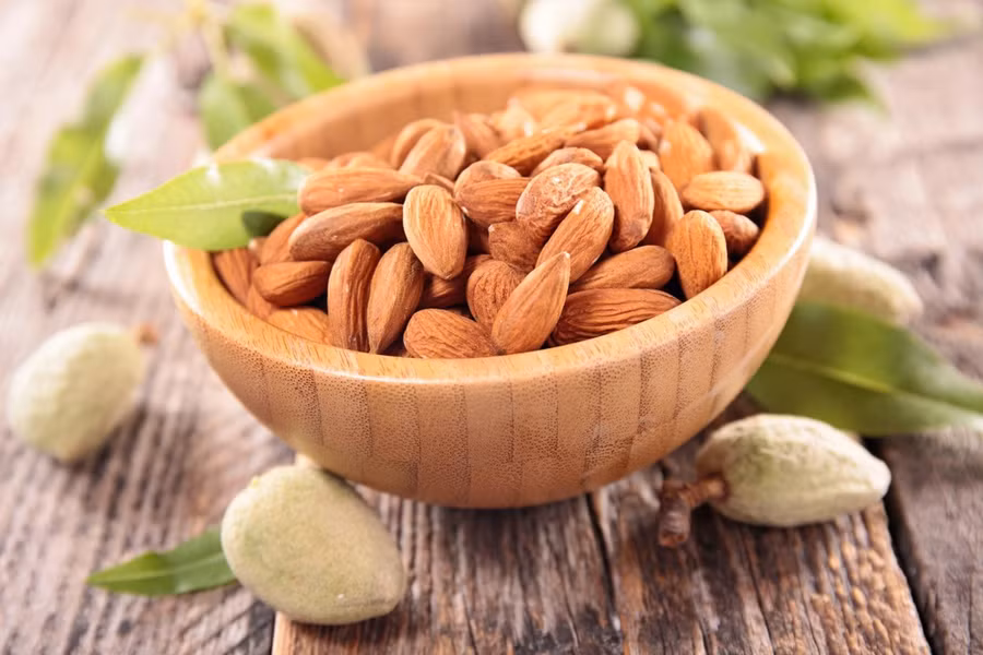 Hạnh nhân: Hạnh nhân chứa vitamin E là chất chống oxy hóa, ngăn chặn sự tấn công của gốc tự do, đẩy nhanh trạng thái phục hồi của cơ thể. Ảnh: The Daily Meal.