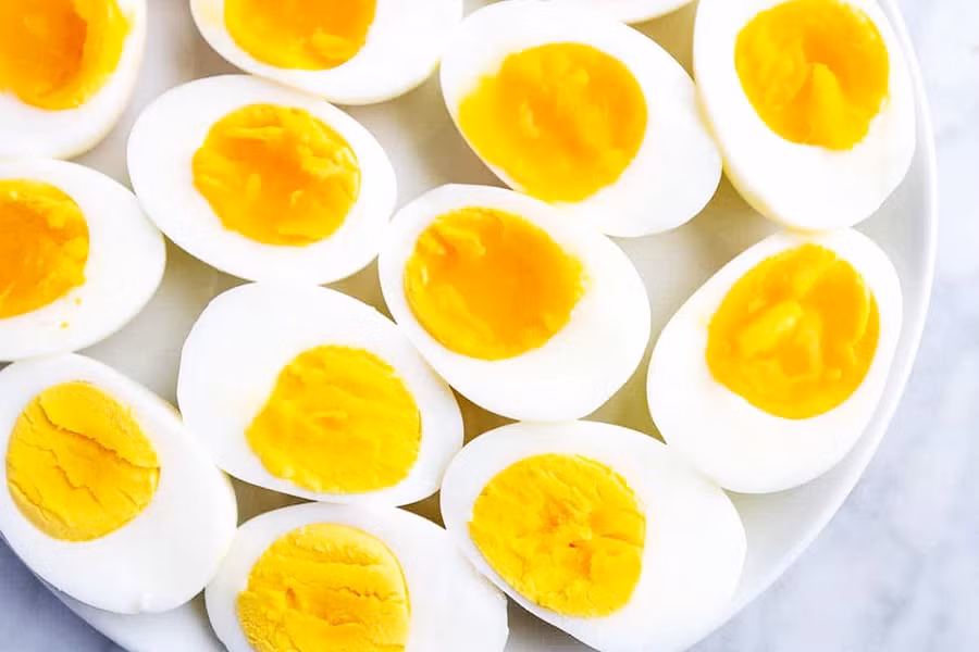 Trứng: Hàm lượng protein trong lòng trắng trứng khá cao. Ngoài ra, trứng cũng giàu khoáng chất như sắt, kẽm, photpho, vitamin D, B6, B12, acid folic… Trứng cũng là món ăn dễ nấu, làm no lâu và hỗ trợ giảm cân. Ảnh: Inspired Taste.