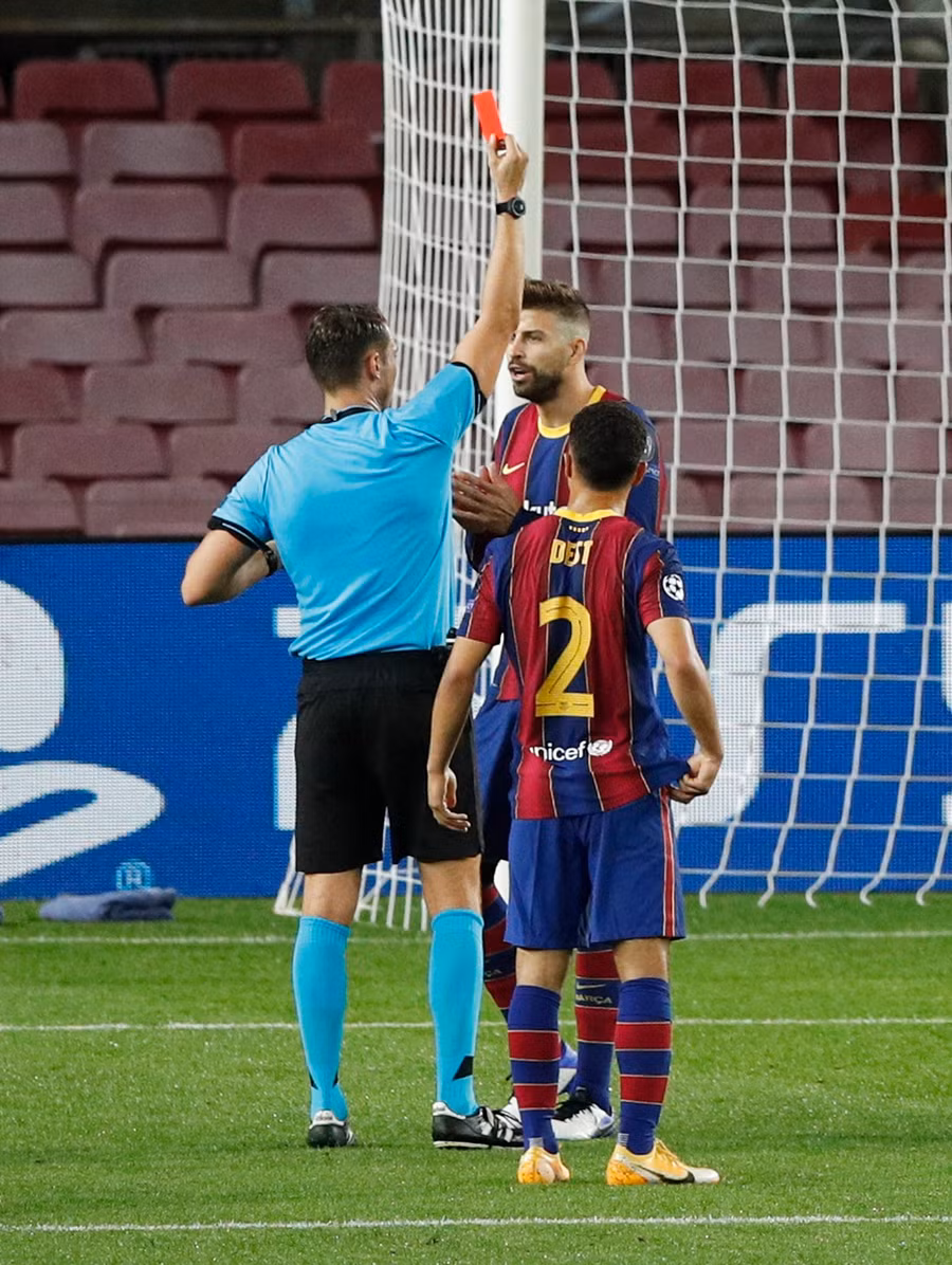 Cách biệt 3 bàn khiến hàng thủ Barca chơi có phần chủ quan. Phút 68, Pique nhận thẻ đỏ trực tiếp từ trọng tài vì lỗi kéo ngã tiền đạo đội khách trong vùng cấm.