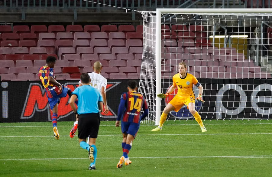 Barca duy trì sức ép và có bàn nhân đôi cách biệt ở phút 42. Frenkie De Jong bấm bóng chuẩn xác cho Ansu Fati thoát xuống, rồi tung cú dứt điểm nhẹ nhàng đánh bại thủ môn đội khách. Fati trở thành cầu thủ đầu tiên có 2 bàn thắng tại Champions League, trước khi bước sang tuổi 18.