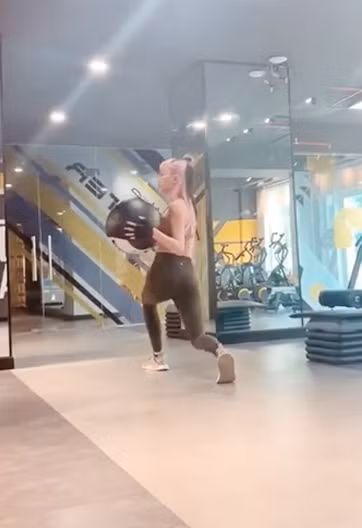 Nữ ca sĩ tập thể thao thường xuyên nhằm tăng cường thể lực cho những tiết mục sôi động trên sân khấu.