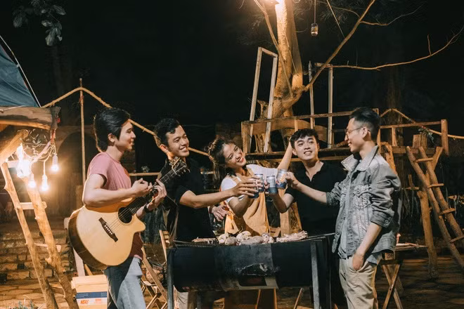 Trước đây, mỗi năm nhóm đều có một vài chuyến du lịch với nhau. Chuyến đi Phương nhớ nhất là khi cùng chồng và các bạn du lịch khắp các tỉnh vùng Tây Bắc, Đông Bắc vào năm ngoái. Nhóm 5 người đều có máy ảnh và mê chụp hình nên đi tới đâu cũng tự ghi lại những khoảnh khắc đẹp. "Cùng đi chơi, chụp ảnh cho nhau nên hình ảnh đời thường, dung dị và tự nhiên lắm, không có kịch bản nào trước cả. Mình bất ngờ vì những thứ đơn giản lại được mọi người thích thú đến vậy". Trước đây, mỗi năm nhóm đều có một vài chuyến du lịch với nhau. Chuyến đi Phương nhớ nhất là khi cùng chồng và các bạn du lịch khắp các tỉnh vùng Tây Bắc, Đông Bắc vào năm ngoái. Nhóm 5 người đều có máy ảnh và mê chụp hình nên đi tới đâu cũng tự ghi lại những khoảnh khắc đẹp. "Cùng đi chơi, chụp ảnh cho nhau nên hình ảnh đời thường, dung dị và tự nhiên lắm, không có kịch bản nào trước cả. Mình bất ngờ vì những thứ đơn giản lại được mọi người thích thú đến vậy".