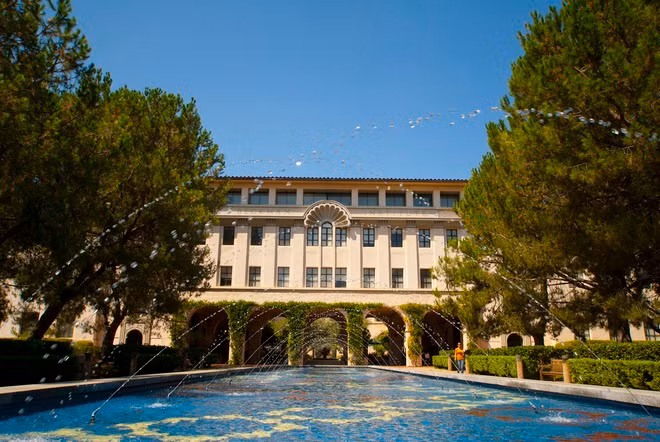 Viện Công nghệ California thông báo sinh viên học trực tuyến trong kỳ học mùa thu năm 2020. Bên cạnh đó, trường quyết định không tăng học phí và miễn 302 USD phí sinh hoạt cho sinh viên. Tổng cộng, mỗi người phải trả 56.862 USD cho năm học mới. Ảnh: Caltech.
